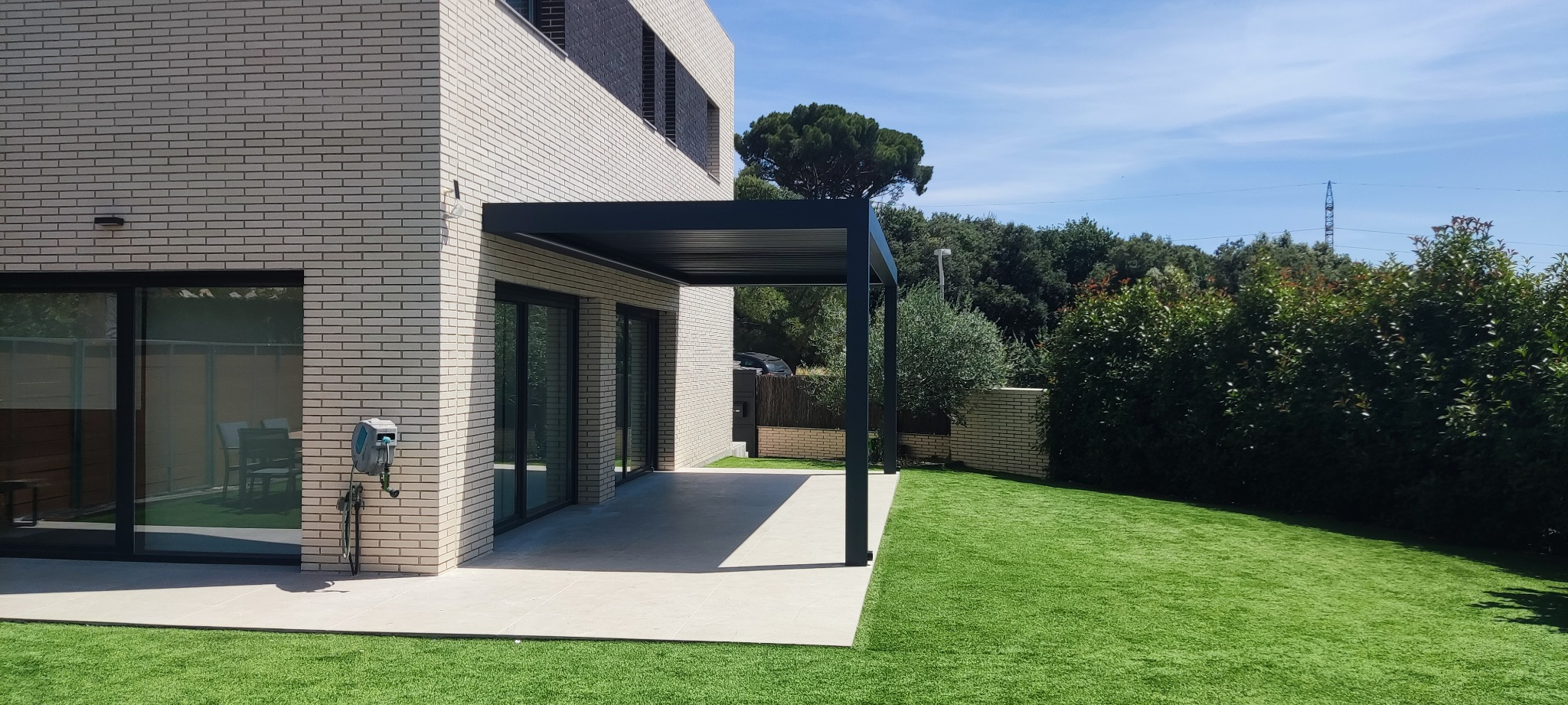 Pérgola bioclimática terminada