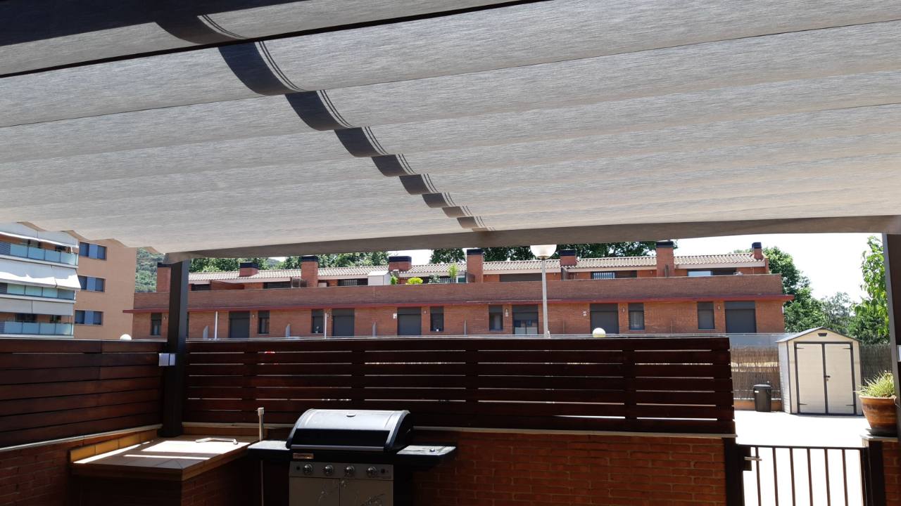 Toldo corredero de ondas en terraza