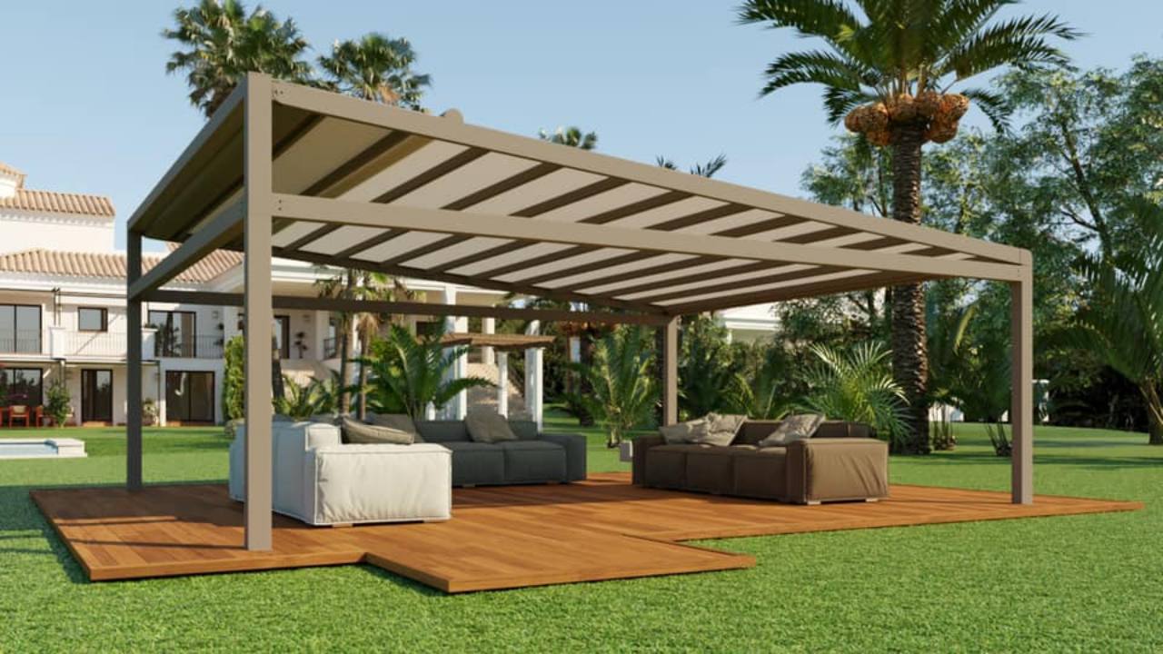 Pérgola textil independiente en jardín