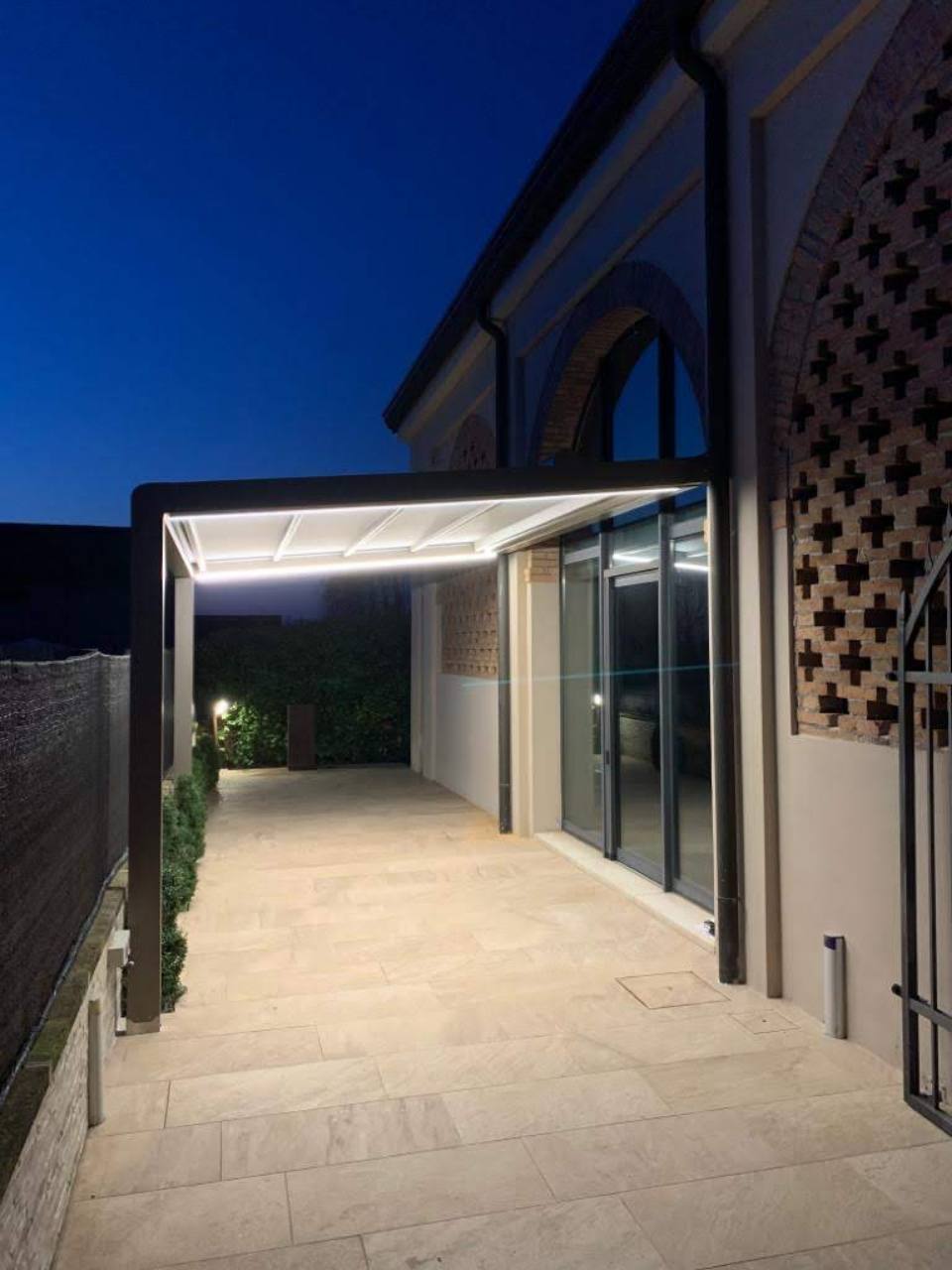 Pérgola textil con iluminación en terraza