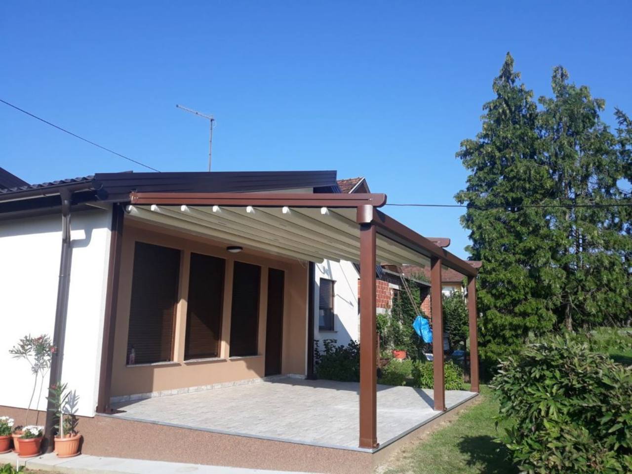 Pérgola textil adosada sobre porche
