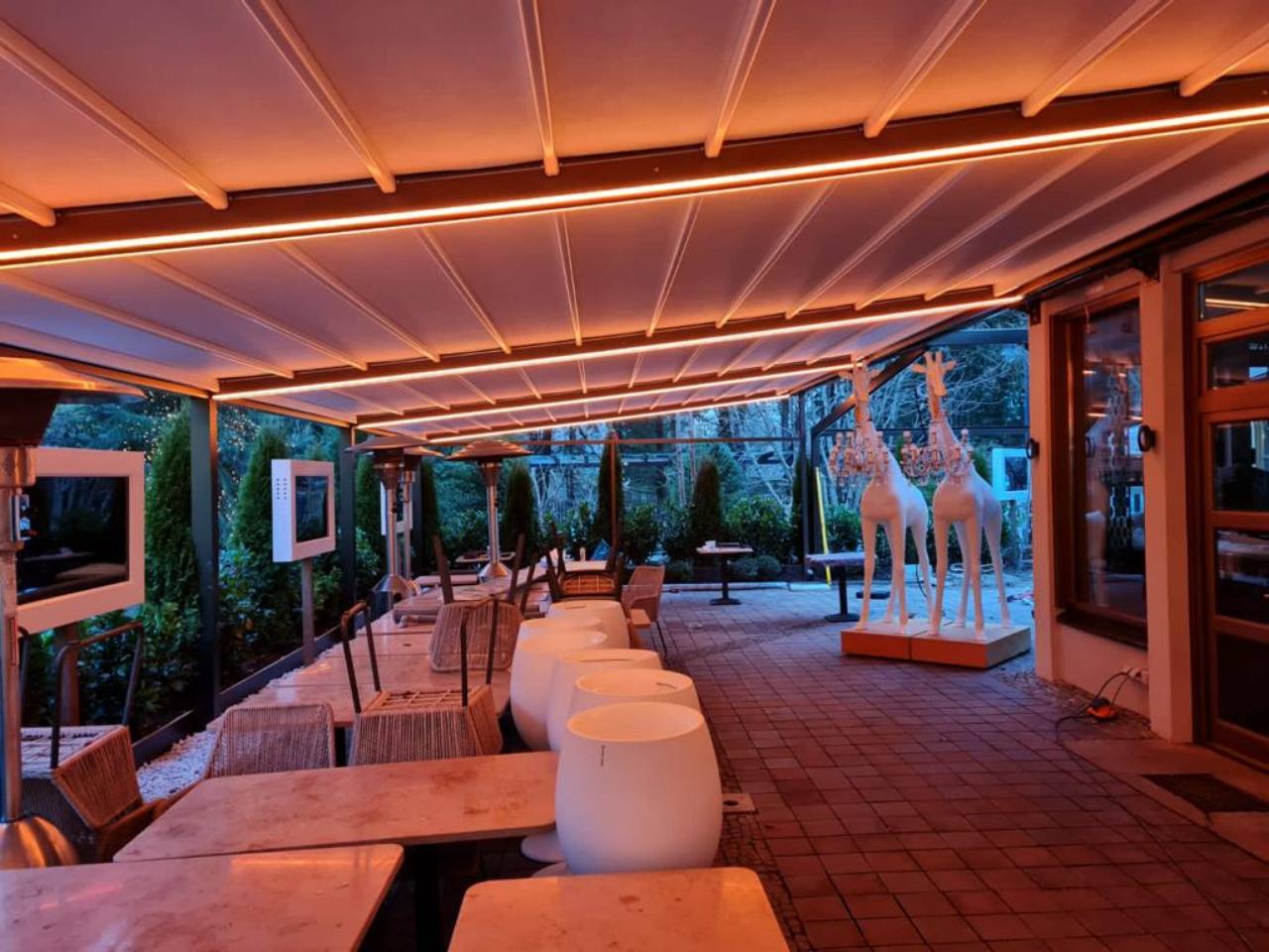 Pérgola textil con iluminación para hostelería